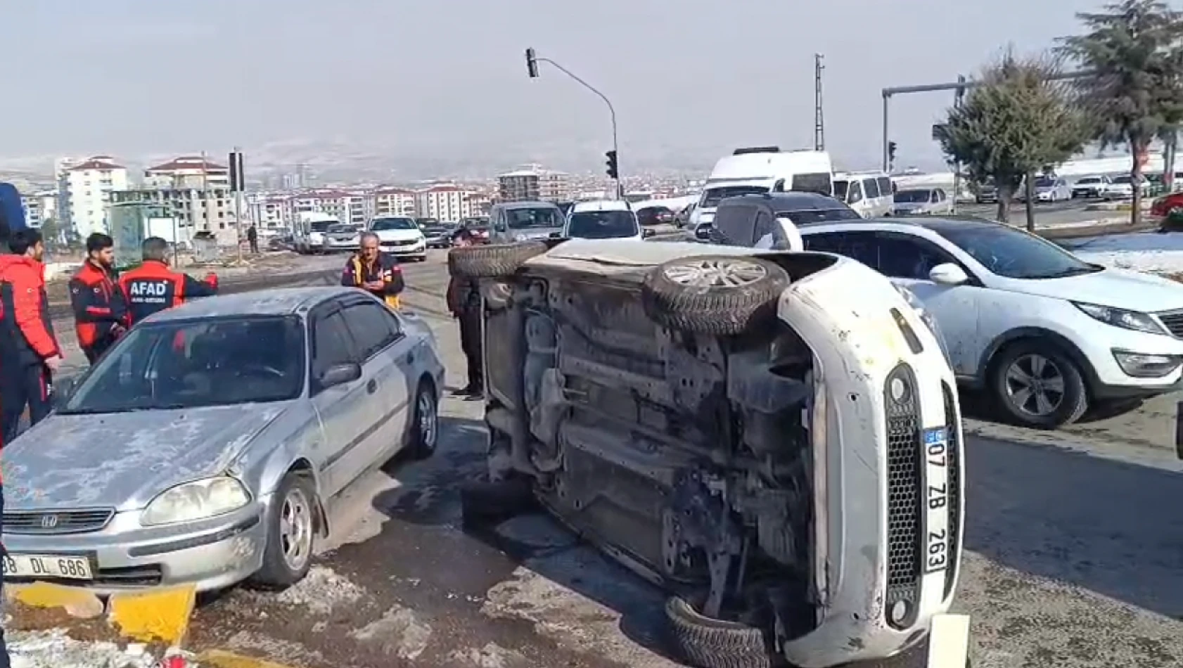 Elazığ'da 112 Kavşağı'nda Kaza: Araç Yan Yattı, 1 Yaralı