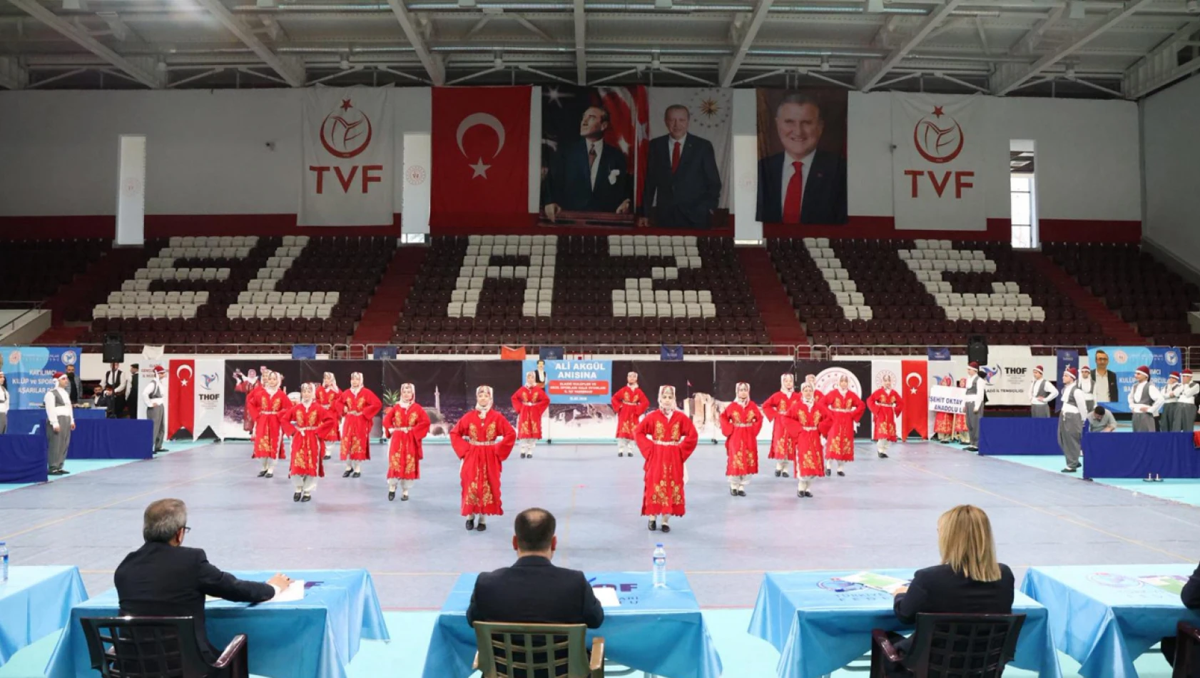 Elazığ'da Halk Oyunları Şöleni: 200 Sporcu Aynı Sahnedeydi