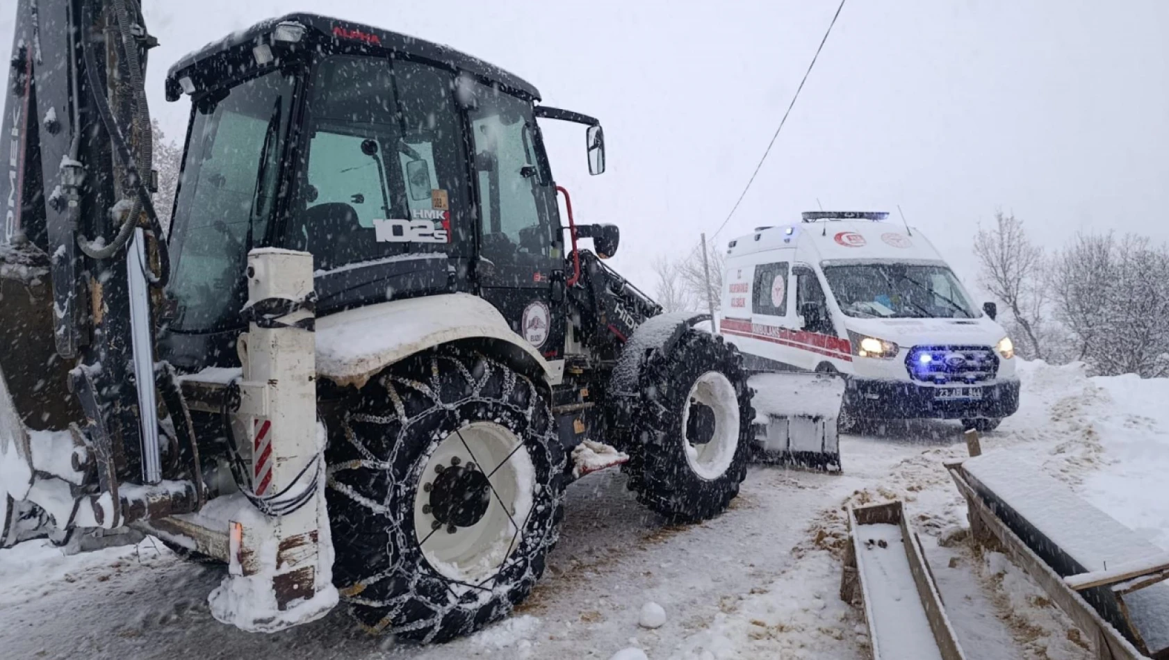 Elazığ'da Yolda Kalan Ambulans Kurtarıldı