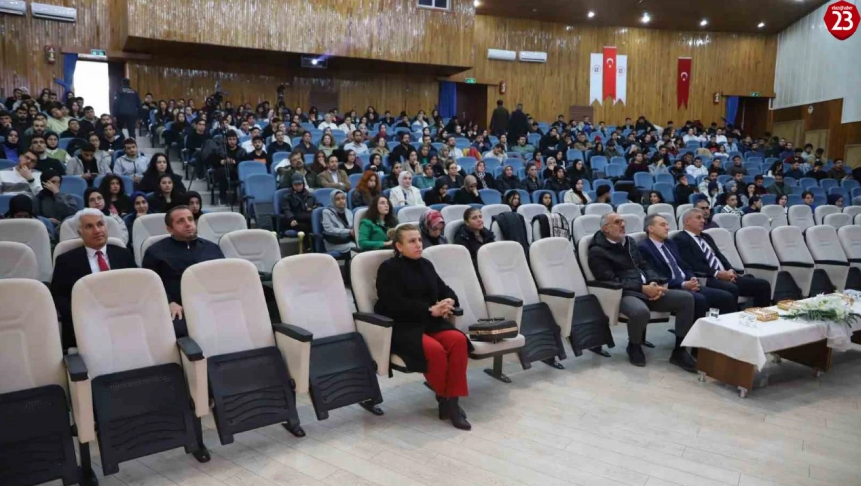 FÜ'de  'Bağımlılık ve Bağımlılıkla Mücadele' paneli düzenlendi