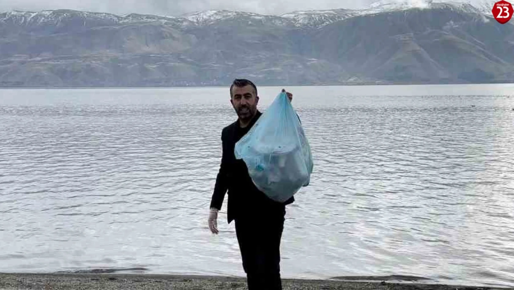 Hazar Gölü çevresindeki çöpleri elleri ile tek tek topladı