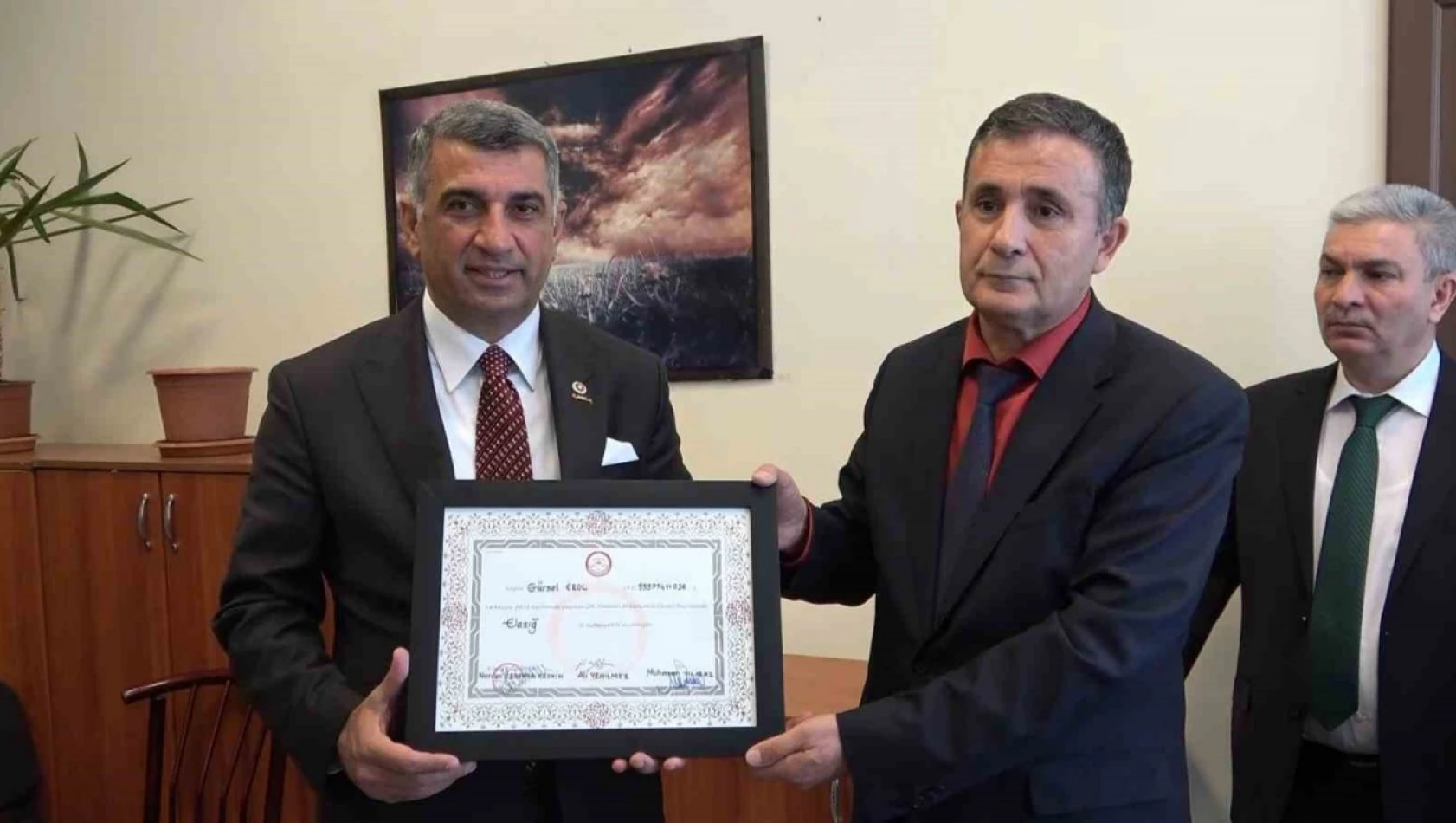 Milletvekili Gürsel Erol mazbatasını aldı