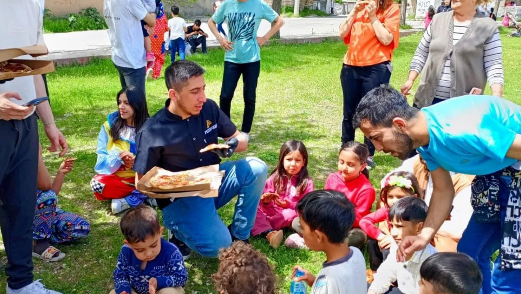 Parkta eğlenen çocuklara pizza sürprizi