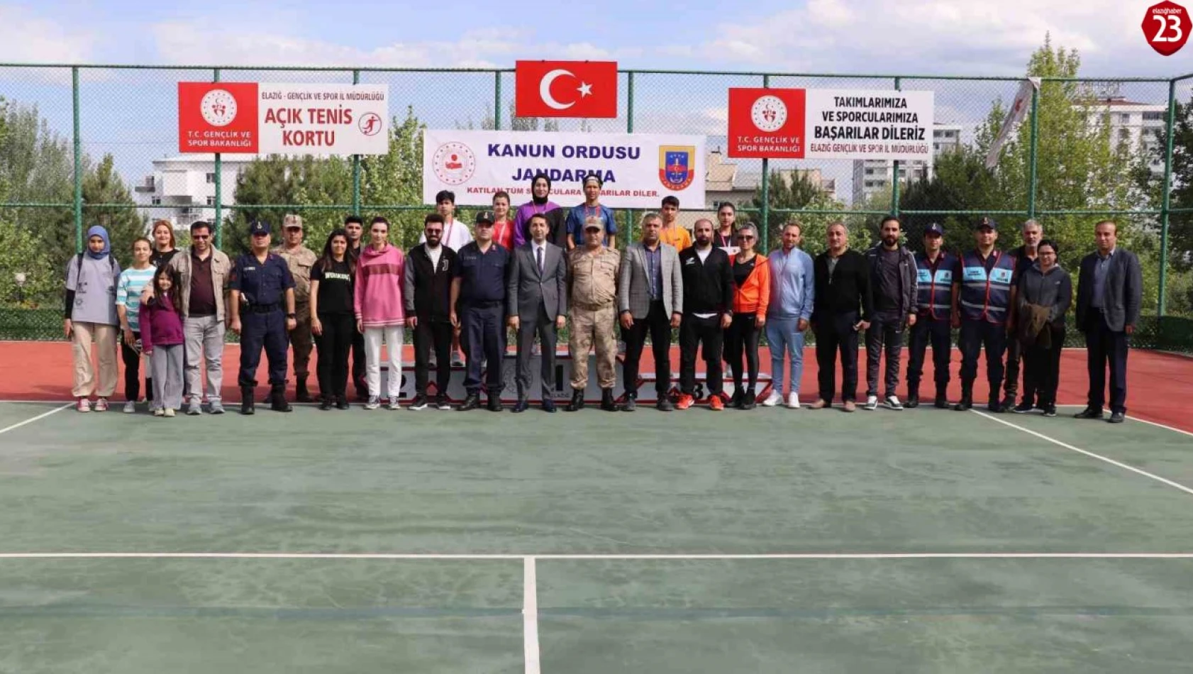 Tenis turnuvasında derece girenlere ödülleri verildi