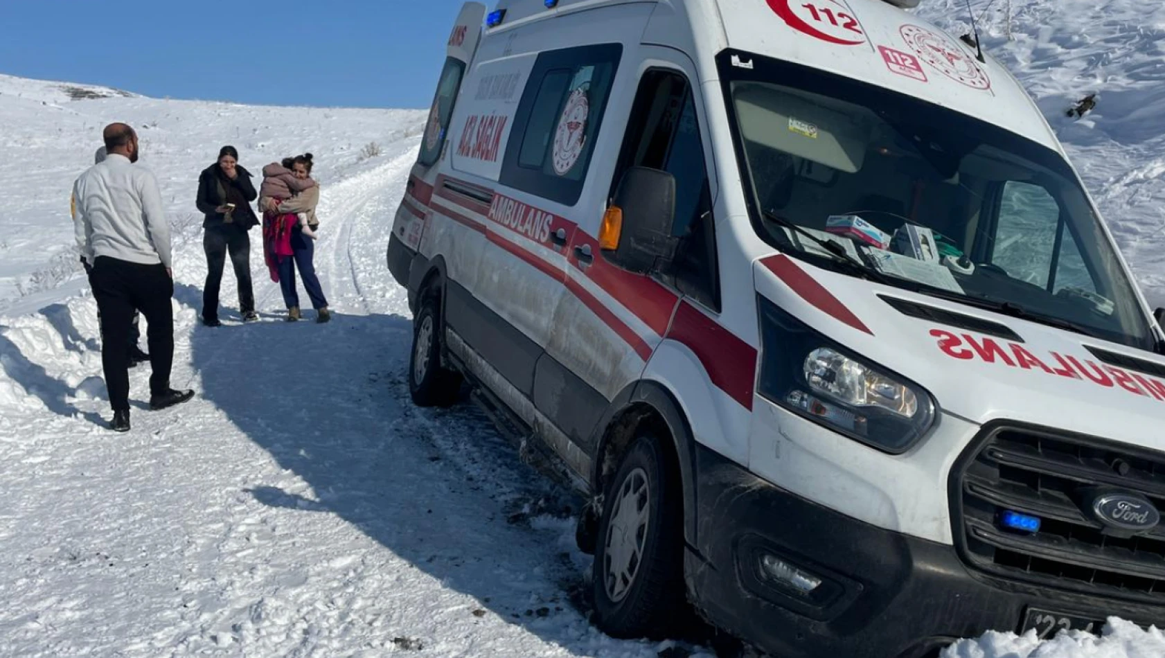 Yoğun kar engel oldu, hasta çocuk greyderle ambulansa ulaştırıldı