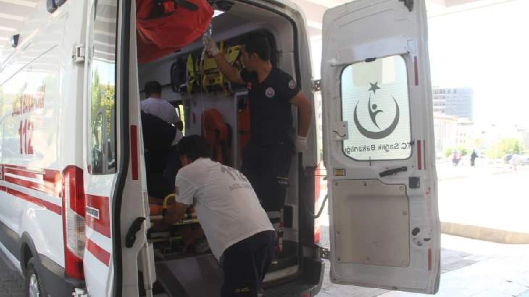 Şehit İlhanlar Caddesinde Bıçaklı Kavga, 3 Kişi Yaralandı