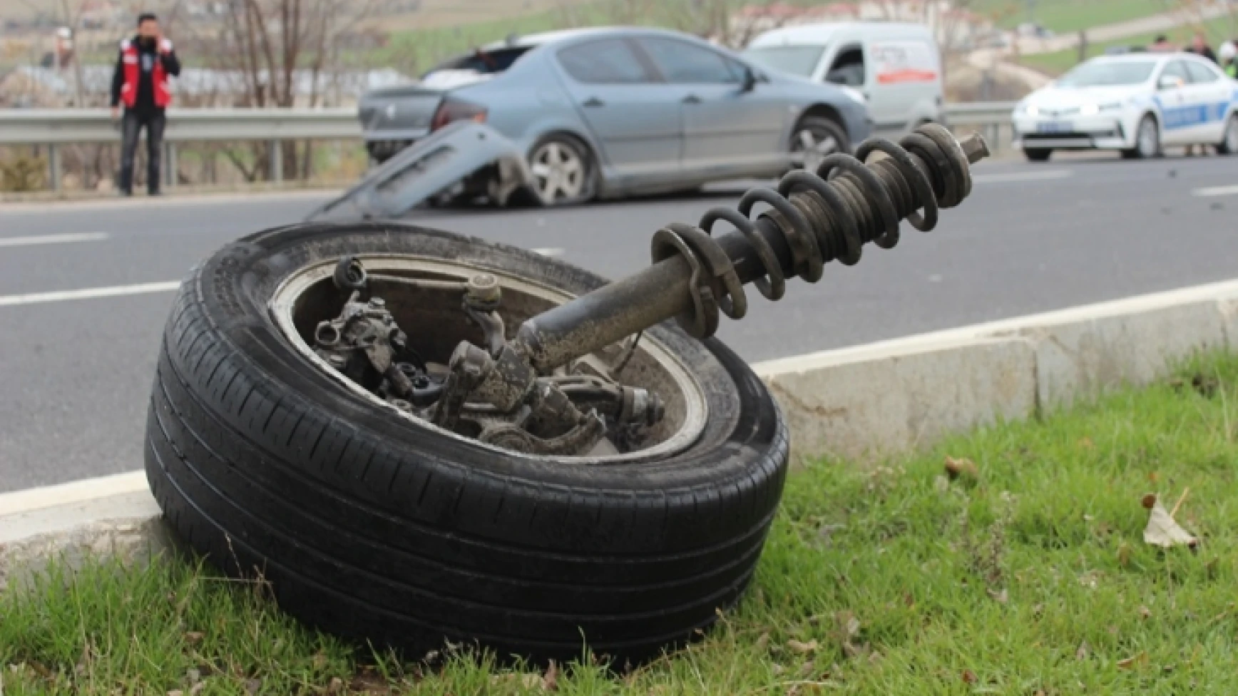 Kazada Otomobilin Tekeri Koptu, 2 Yaralı