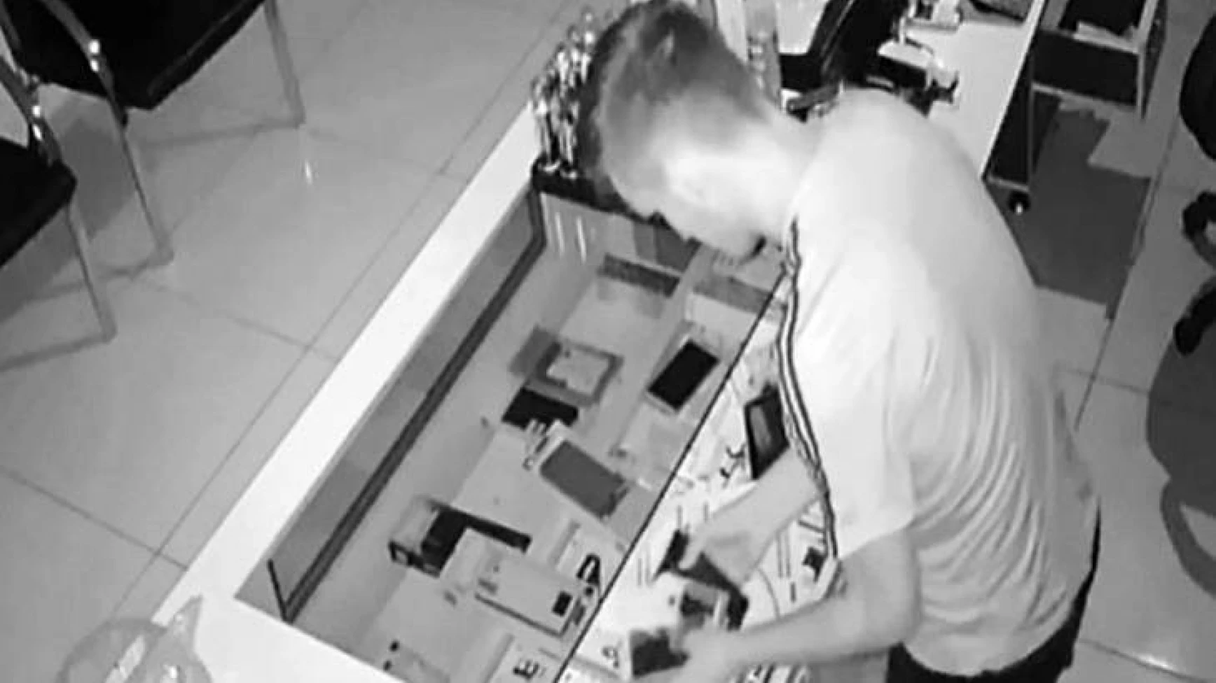 Camı Kırıp Fare Gibi Girdiği İş Yerini Soydu