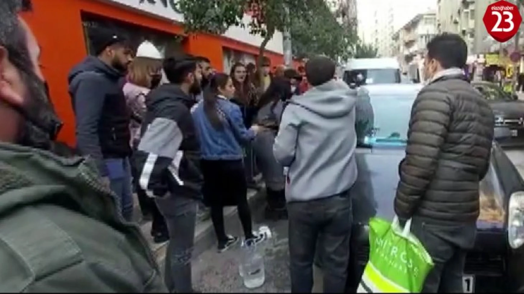 Gazi Caddesinde Aracı Su Kaynattı, Kaputu Açar Açmaz Yüzü Yandı
