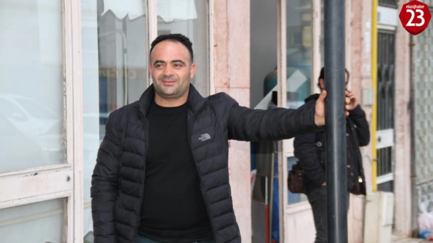 Yolda Yürürken Arkasına Bakan ve Direğe Kafa Atan Kişi, O Anları Anlatı