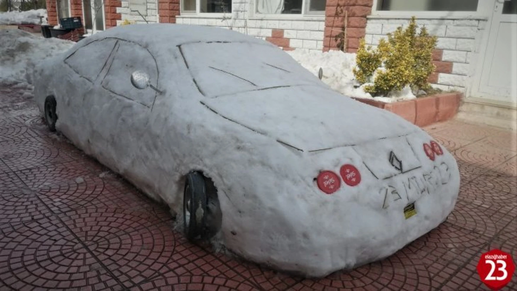 Elazığ'da Olmaz Demeyin Oldu Bile, Kardan Yaptığı Arabasına 200 Bin Lira Fiyat Biçti