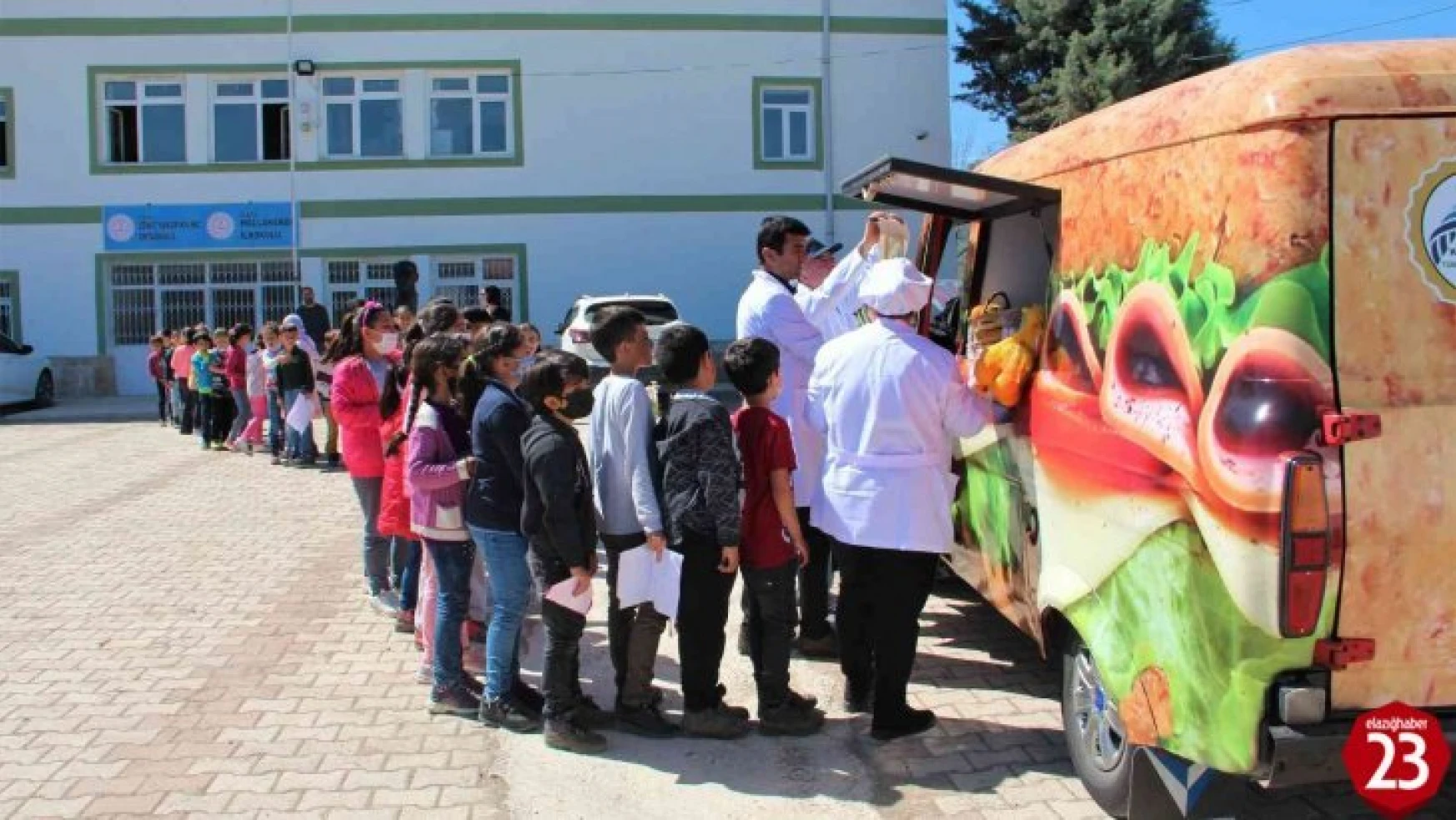 Elazığ'da Kantini Olmayan Okulların Hizmetine Kantinbüs Yetişiyor