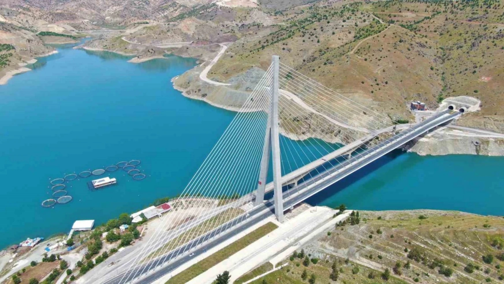 16 Şehri Birbirine Bağlayan Fırat'ın Gerdanlığı Kömürhan Köprüsünü 7 Milyondan Fazla Araç Kullandı