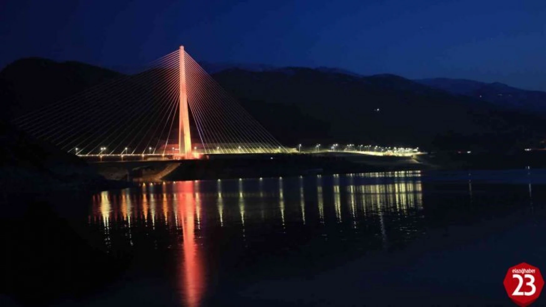 16 şehri birbirine bağlayan Kömürhan Köprüsü ışıklandırmasıyla görsel şölen sunuyor