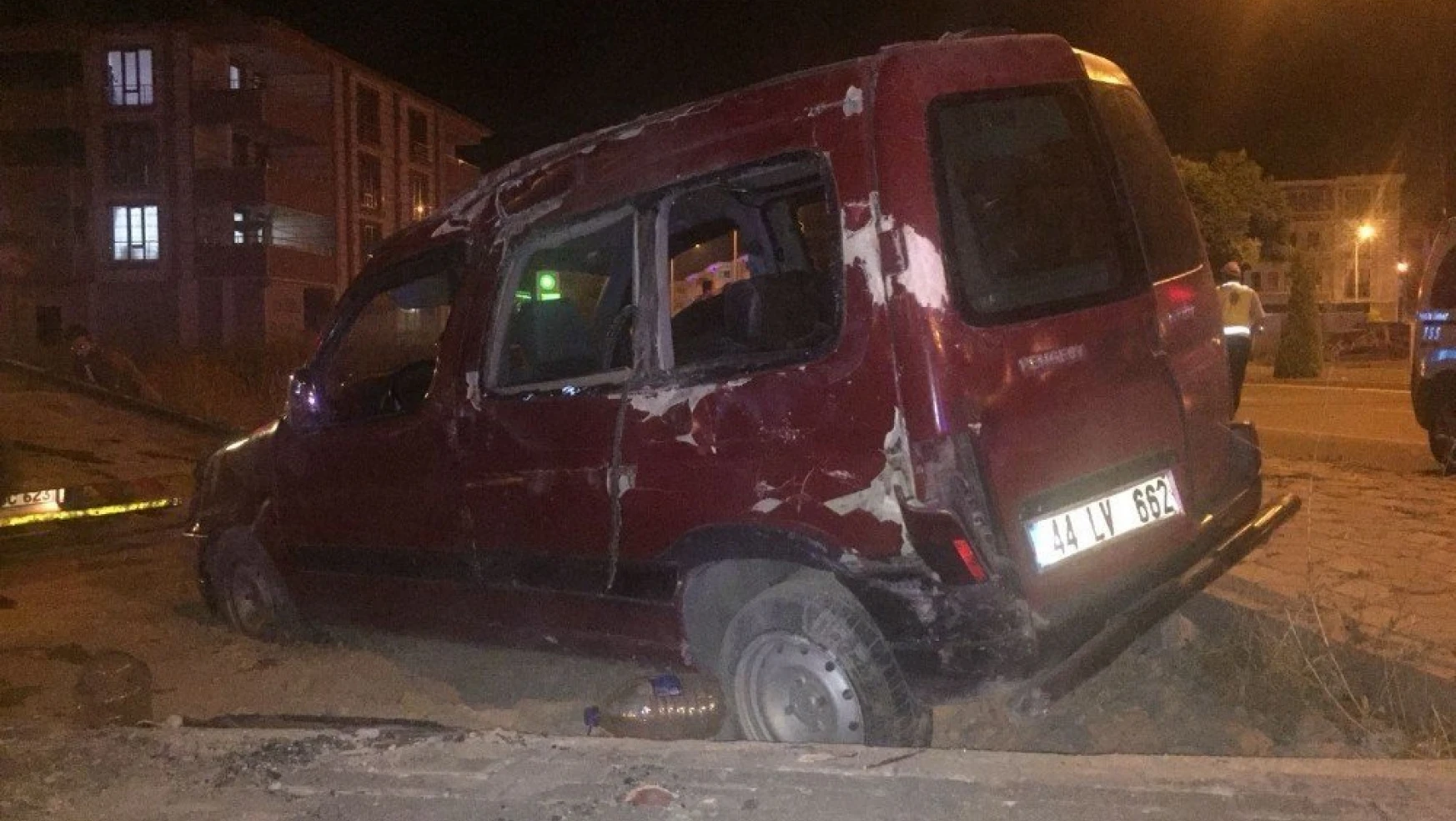 Ataşehir Mahallesinde Hafif Ticari Araç Tarlaya Uçtu, 6 Yaralı