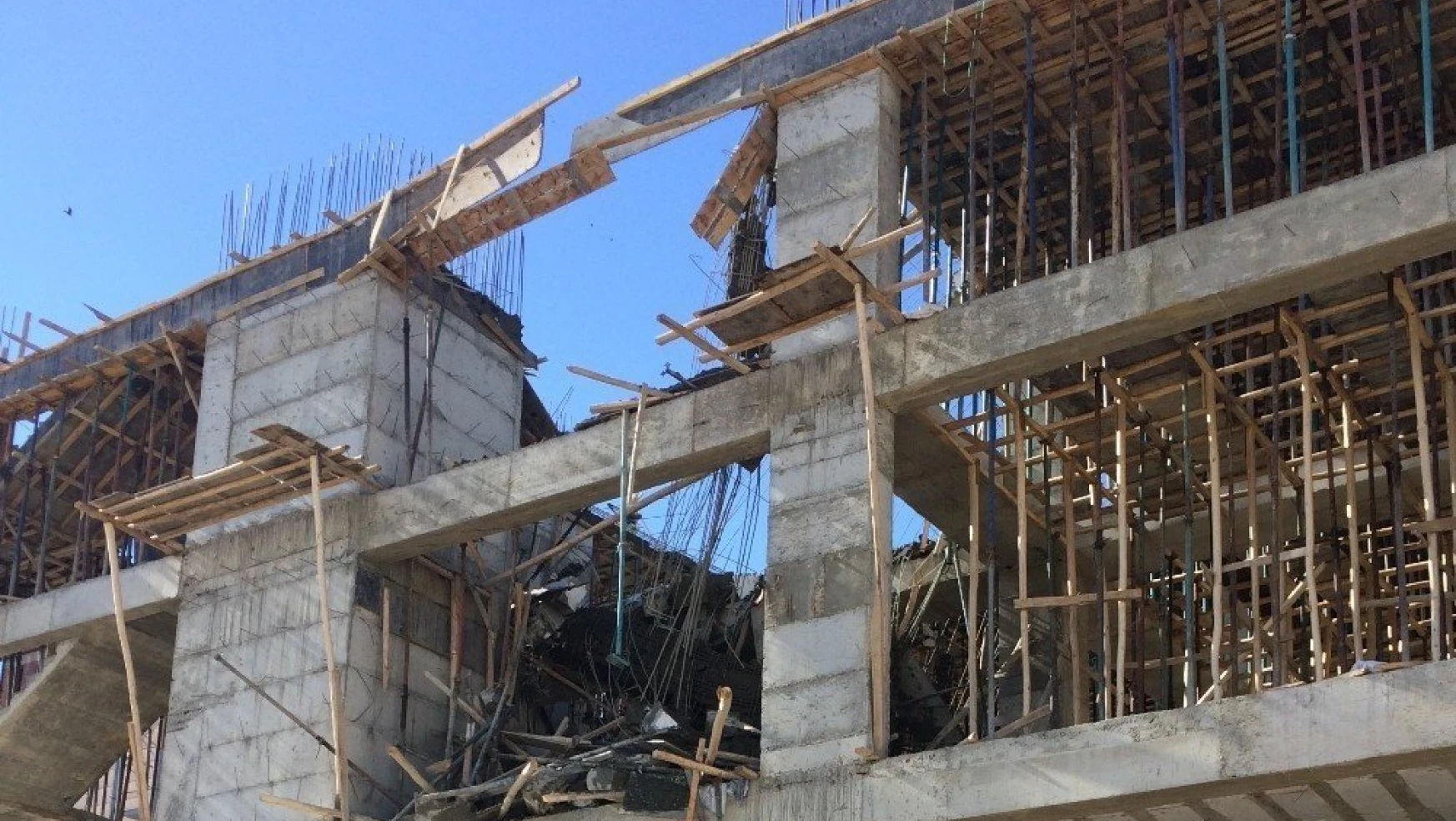Ataşehir Mahallesinde İnşaatta Kalıp Çöktü, 2 İşçi Yaralı