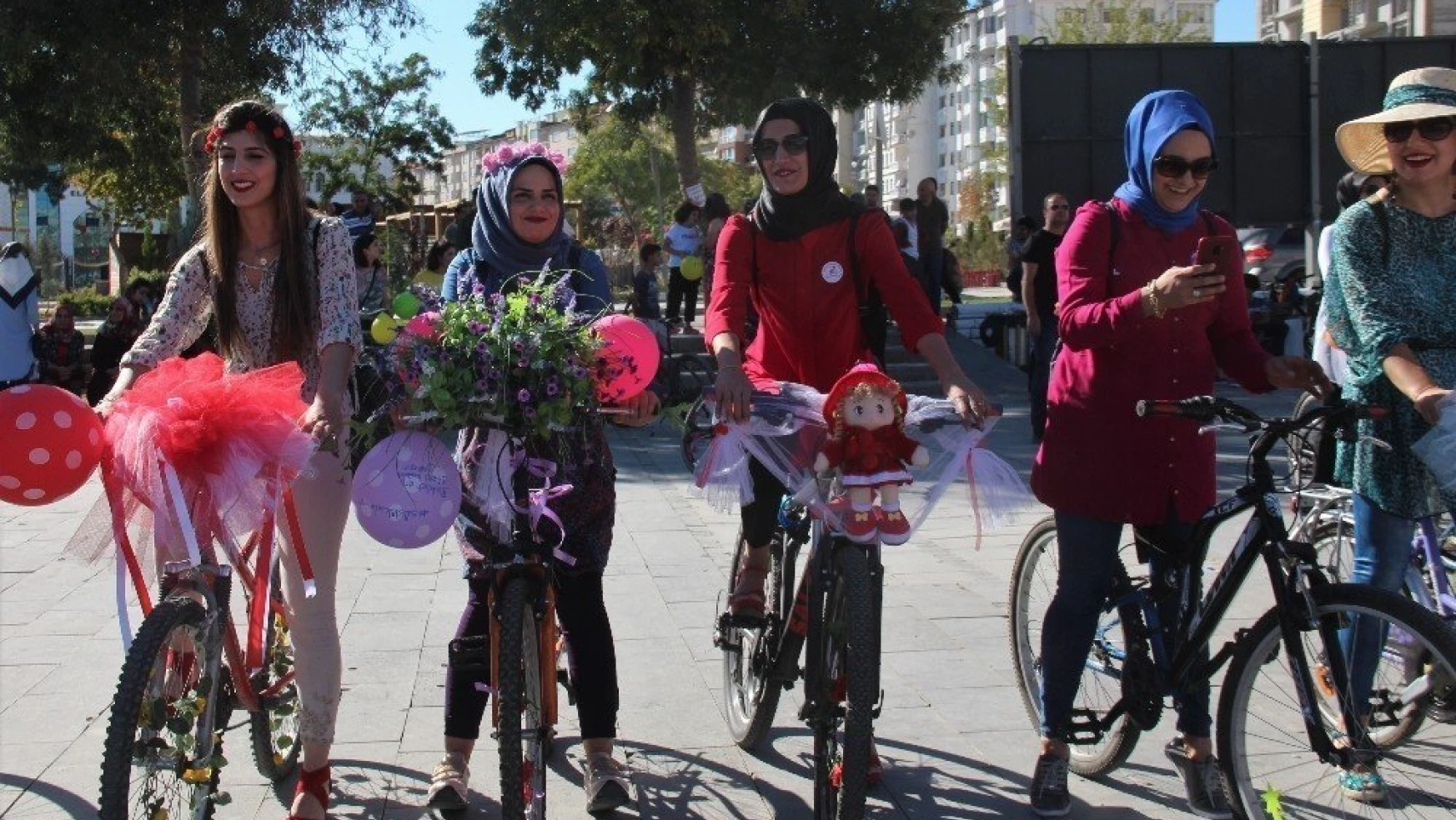 Süslü kadınlar Elazığ'da Egzoz Kokusuna Karşı Pedal Çevirdi