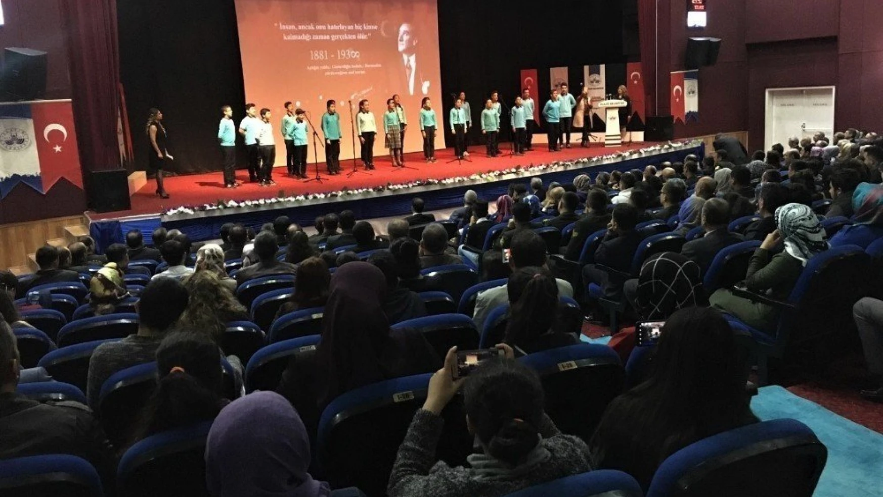Elazığ'da Atatürk'ü Anma Gününde Oratoryo Gösterisi Düzenlendi