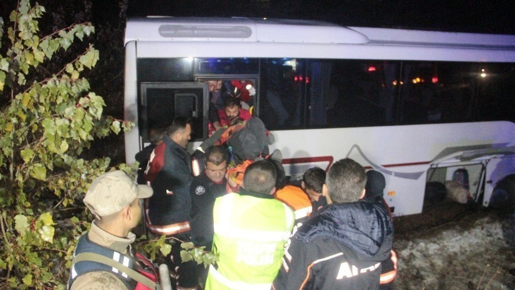Elazığ Malatya Yolunda Midibüs Şarampole Uçtu, 17 Kişi Yaralandı