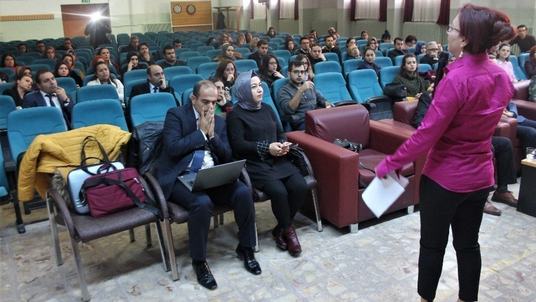 Elazığ'da,İngilizce Öğretmenleri Mesleki Gelişim Semineri Düzenlendi