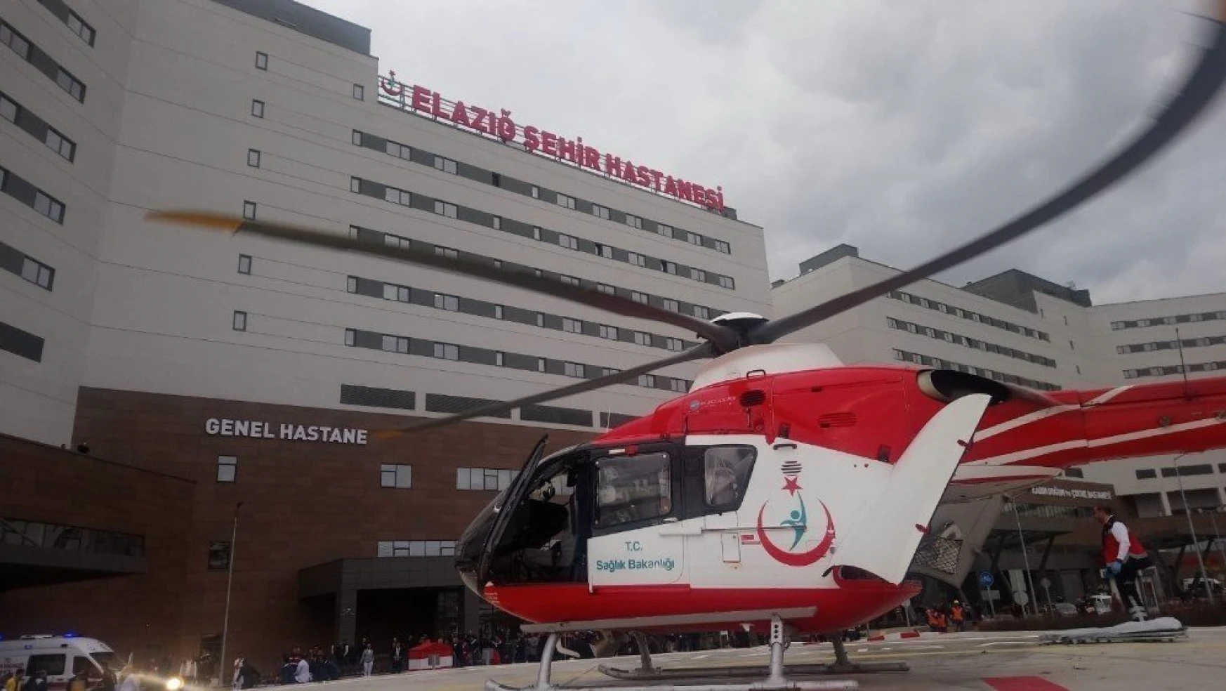 Karakoçan'da Damdan Düşen Şahıs Helikopterle Hastaneye Getirildi