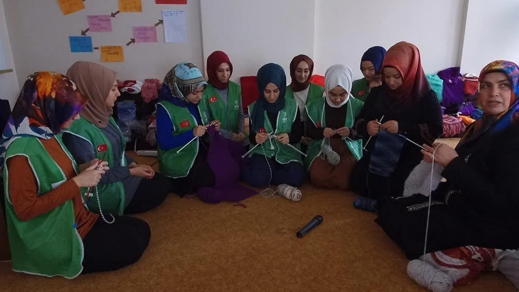 Elazığ'da Kadınlar, Yetim ve Mülteciler İçin Örüyor