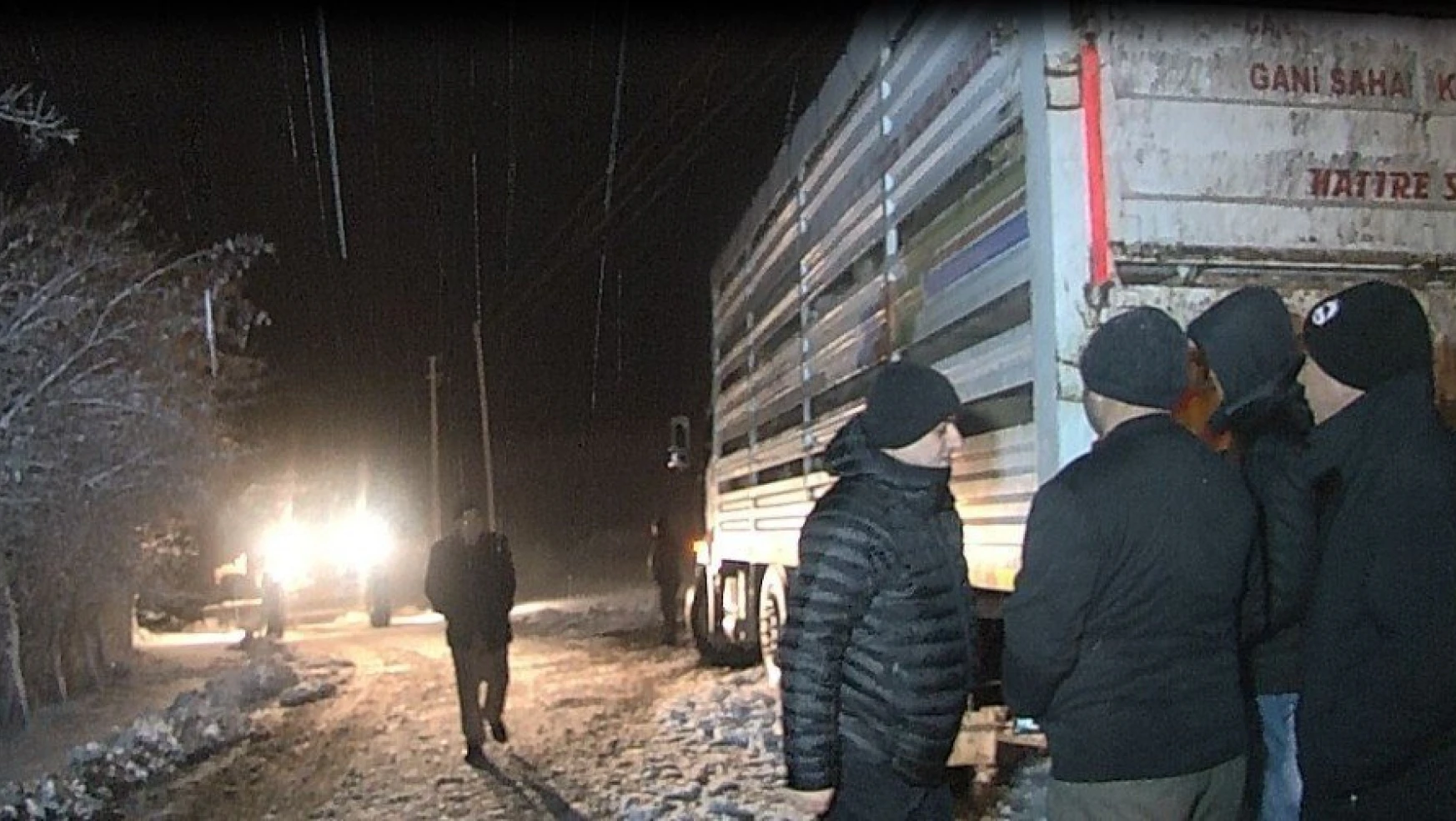 Kar ve Tipide 200 Hayvanla Mahsur Malan Tır Sürücüsü Kurtarıldı