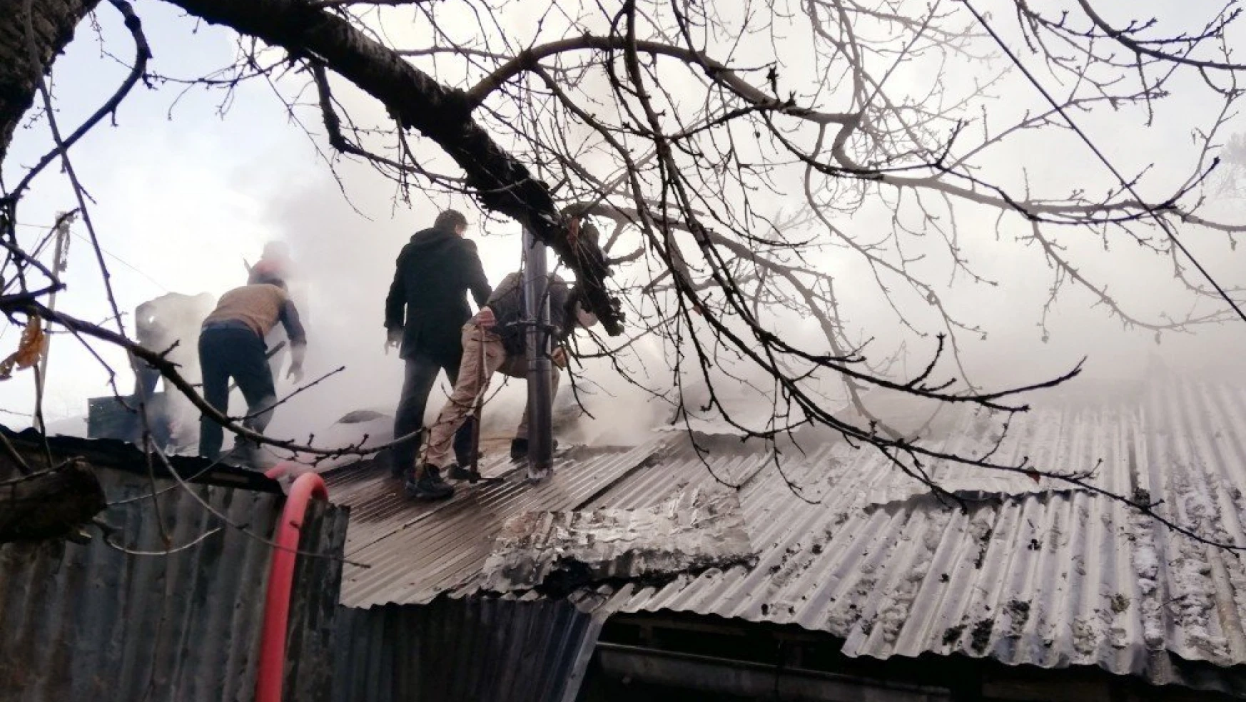 Palu'da Yangın, Bu Kış Günü İki Evin Çatısı Zarar Gördü