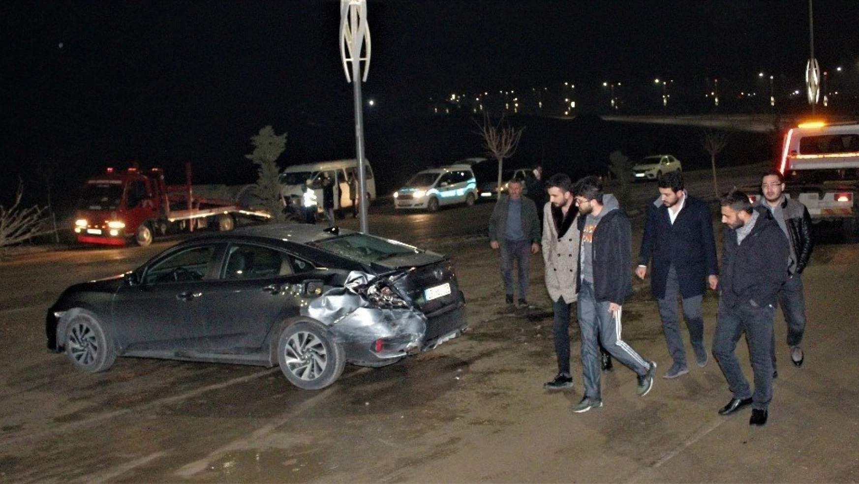 Elazığ'da Minibüs Otomobile Çarptı, 2 Kişi Yaralandı
