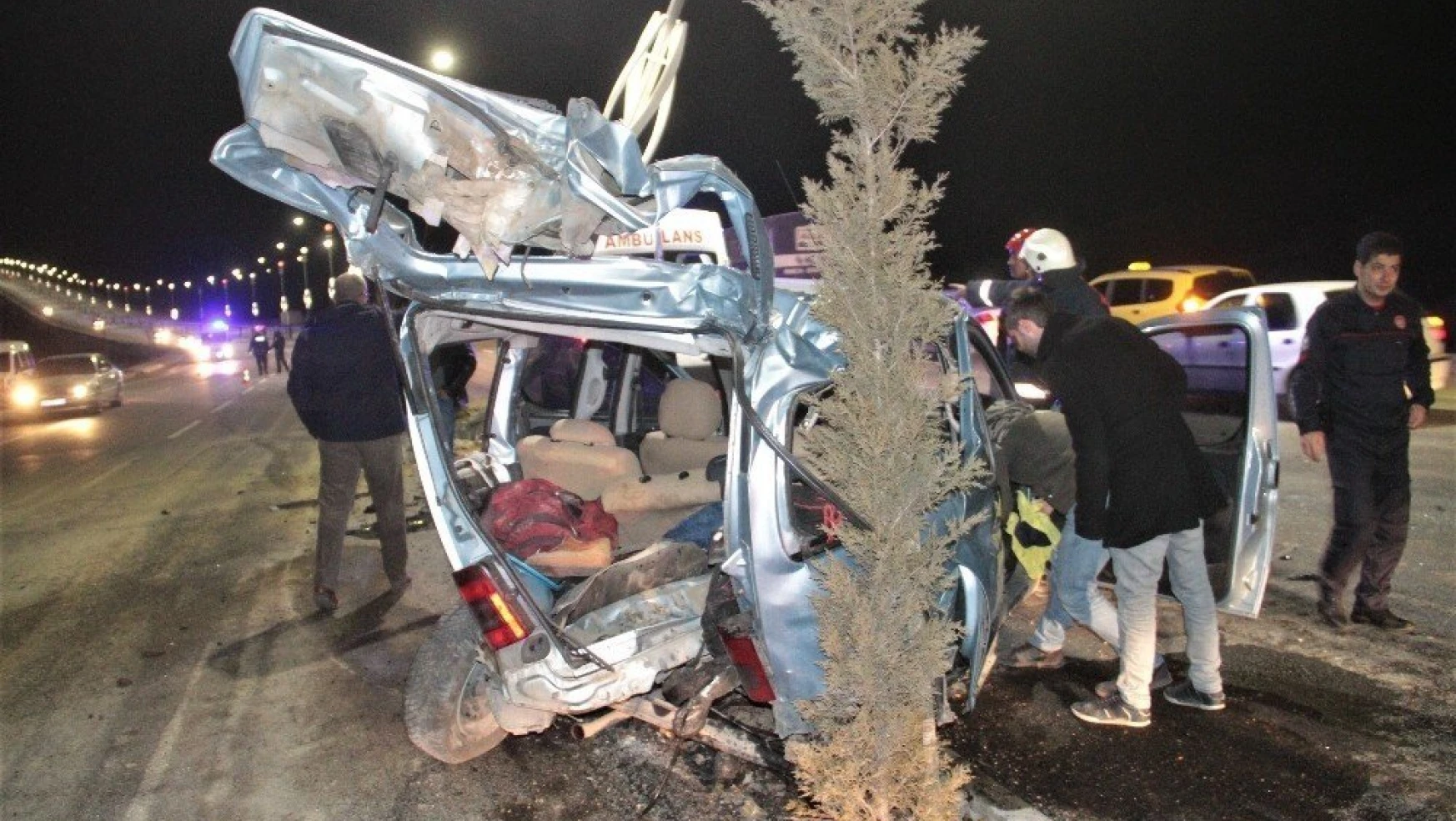 Elazığ Kuzey Çevre Yolunda Araç Direğe Çarptı, 4 Kişi Yaralandı