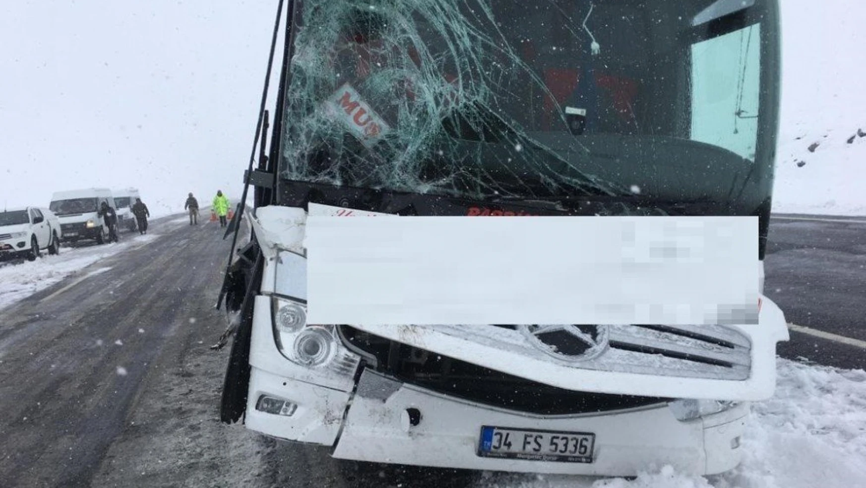 Otobüs ve Tırın Karıştığı Kazada Şans Eseri Yolculara Bir şey Olmadı