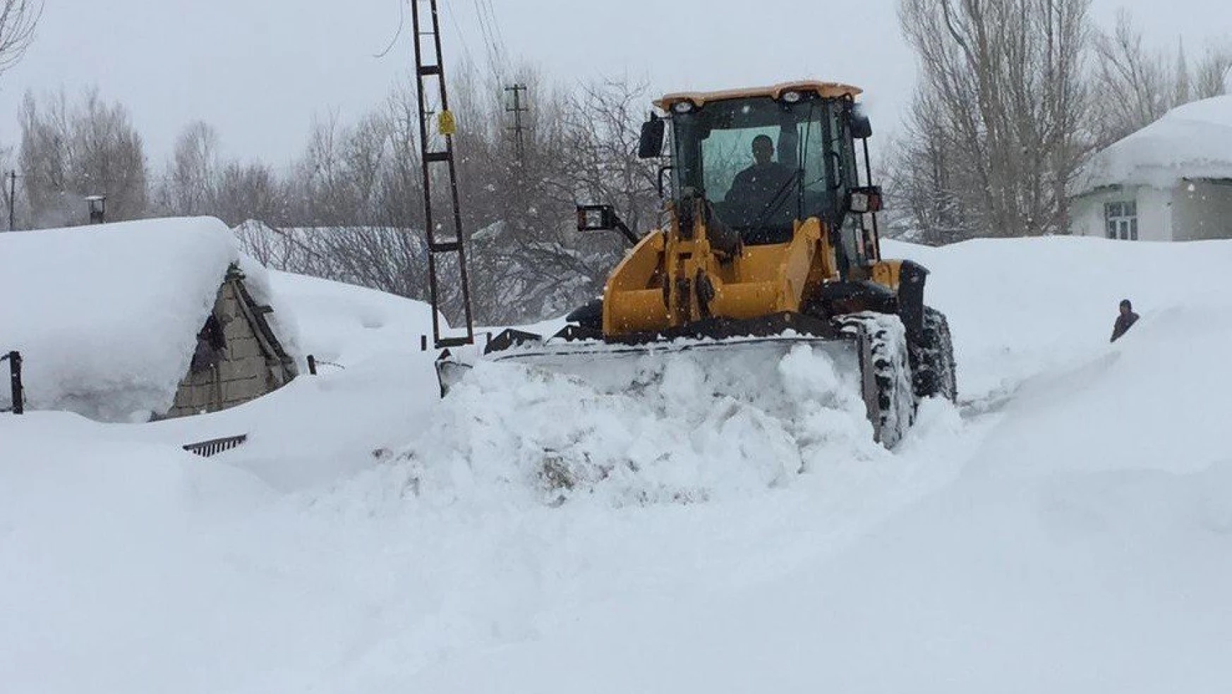 Elazığ'da Karla Kapanan 70 Köy Yolu Açıldı, 68'inde Çalışma Sürüyor