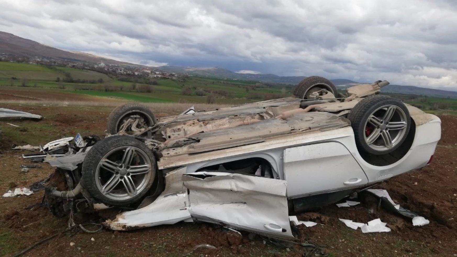 Kovancılar'da Bariyerlere Çarpan otomobil Takla Attı, 2 Yaralı