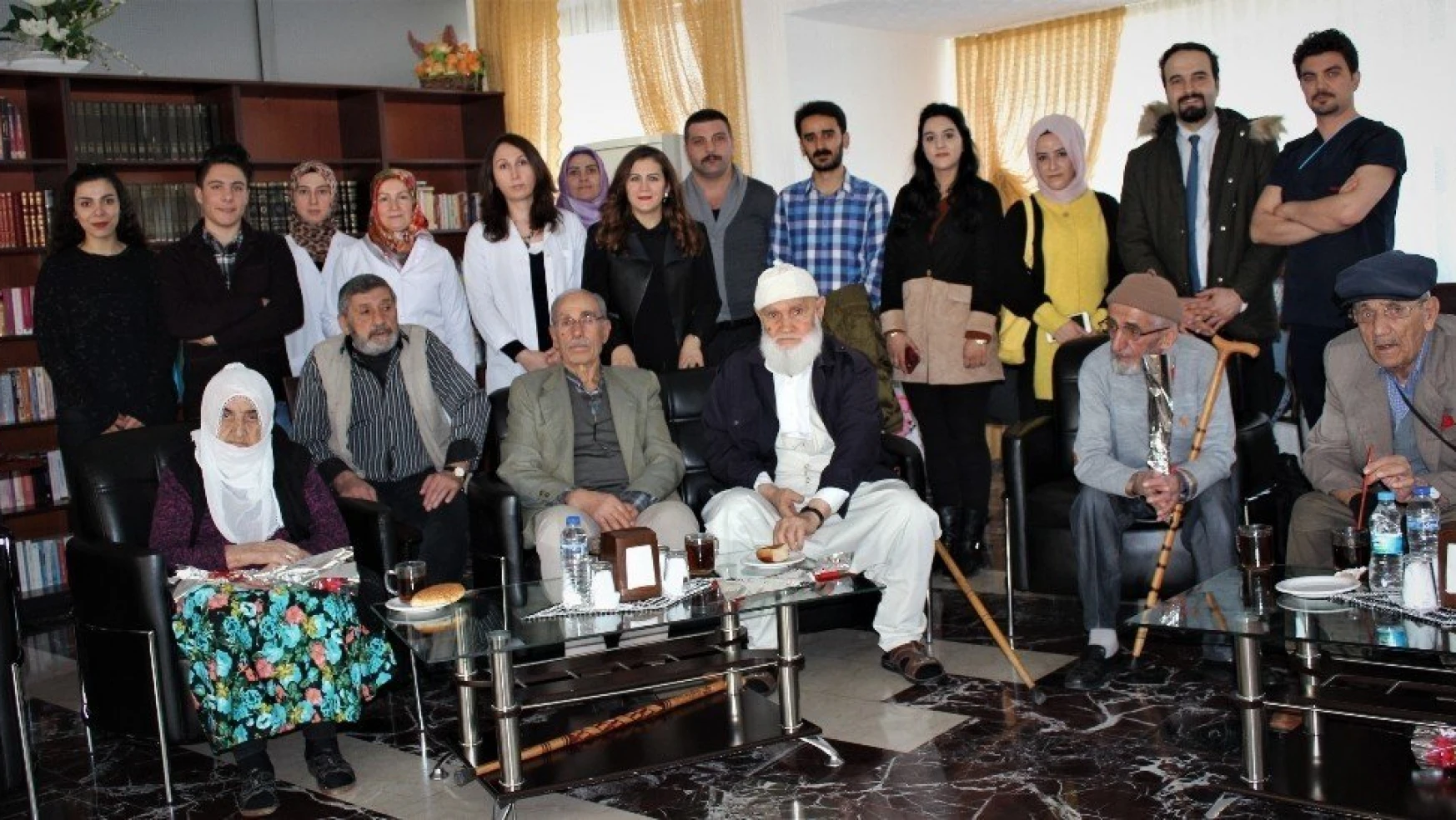 Elazığ'da Doktorlar, Hzurevi Sakinleriyle Bir Araya Geldi