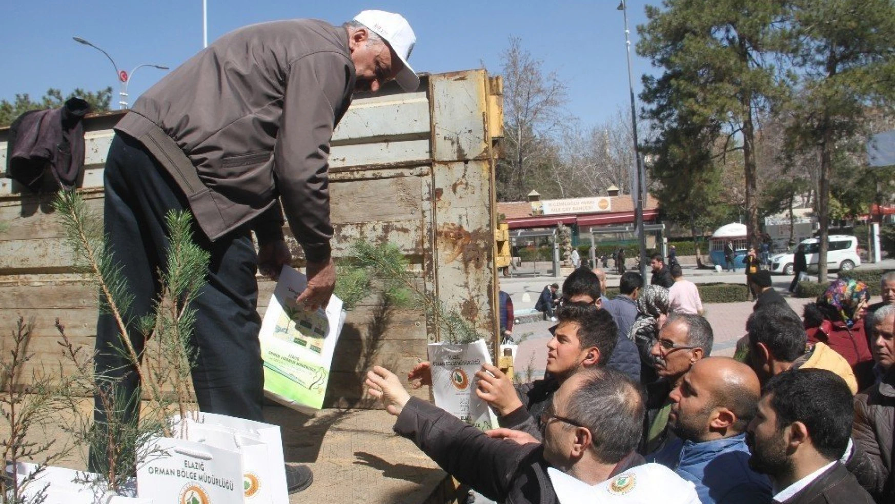 Elazığ'da Vatandaşlara Ücretsiz 2 Bin 250 Fidan Dağıtıldı