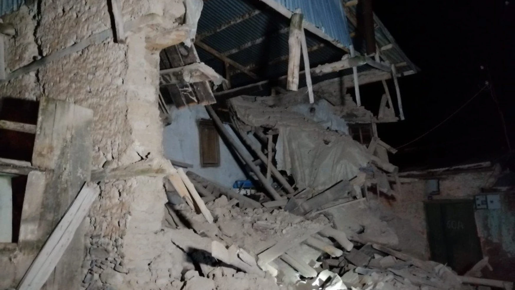 Deprem Doğanbağı Köyüünde 5 Eve Hasar Verdi