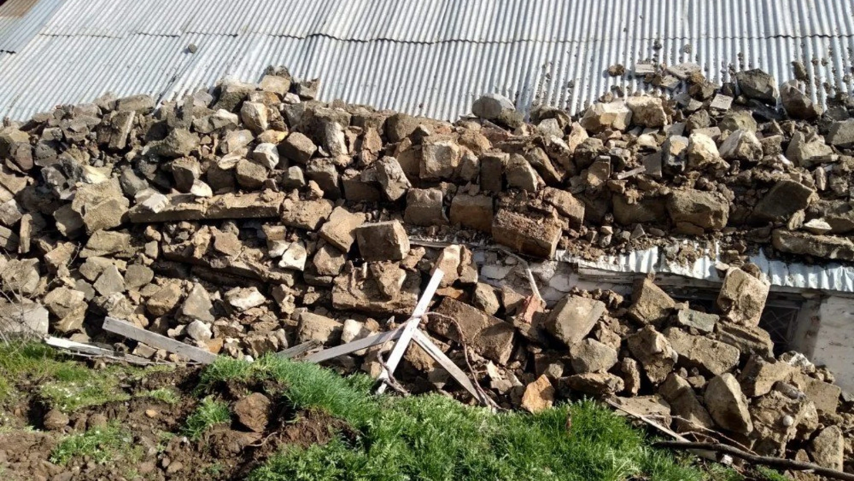 Karşıyaka Mahallesinde İstinat Duvarı Evin Üzerine Çöktü