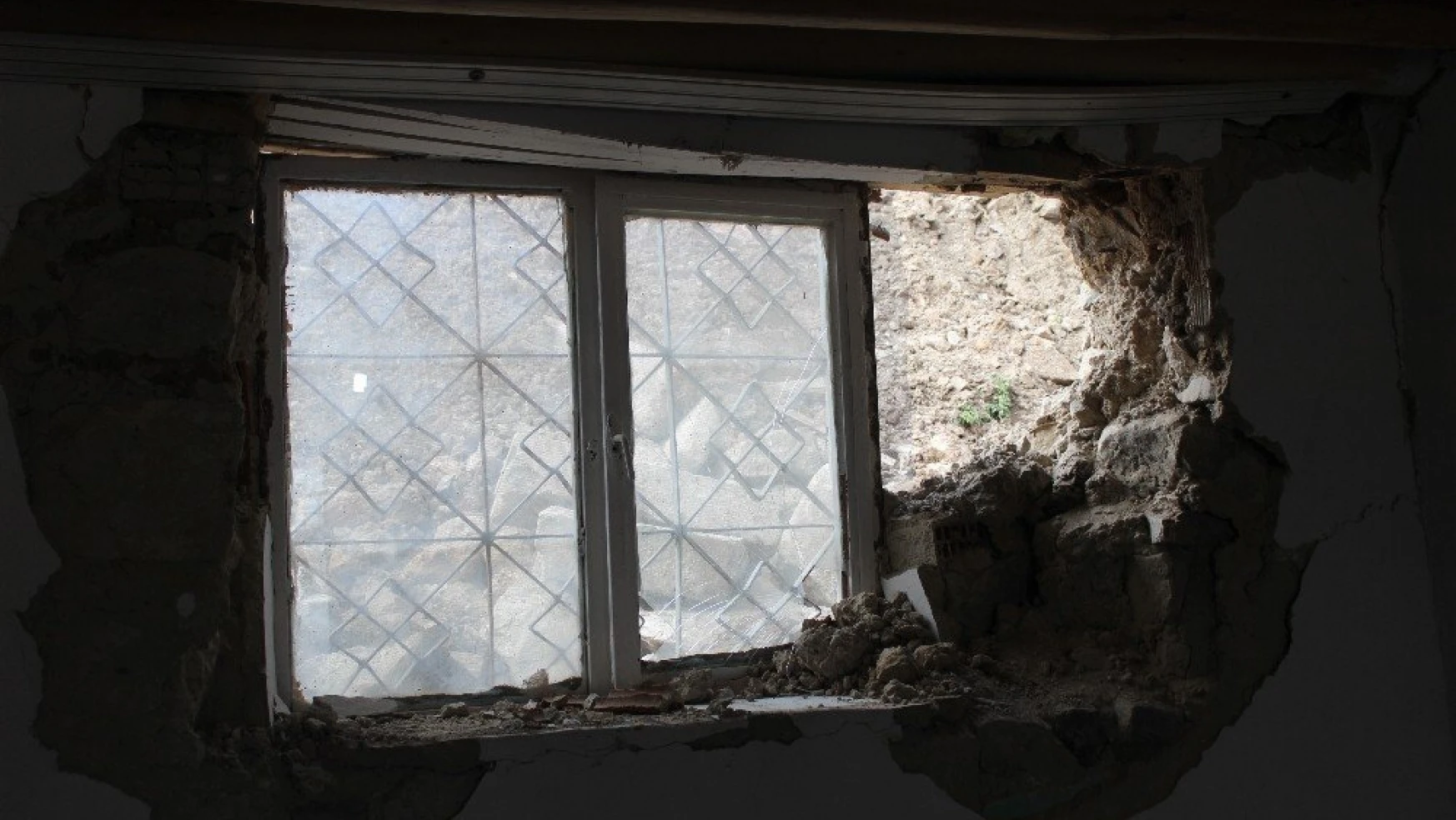 Şansızlığın Böylesi Evine Önce İstinat Duvarı, Sonra Deprem Zarar Verdi