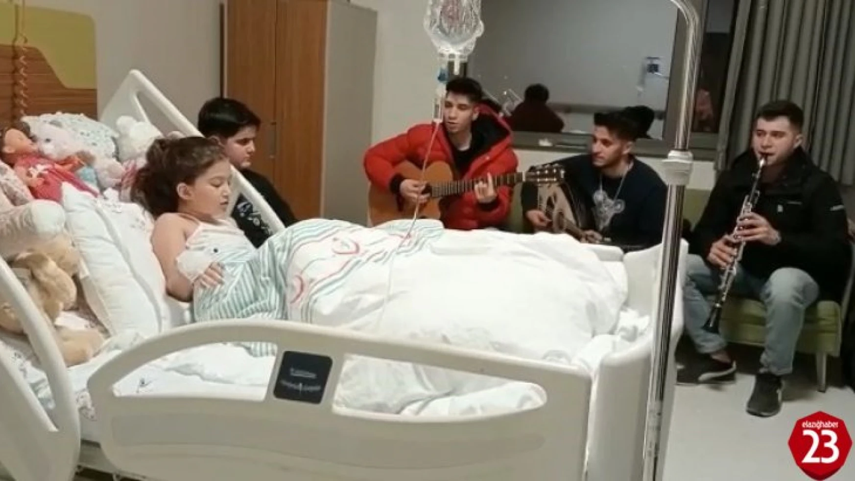 40 saat sonra enkazdan çıkartılan minik Yağmur'a hastanede mini konser