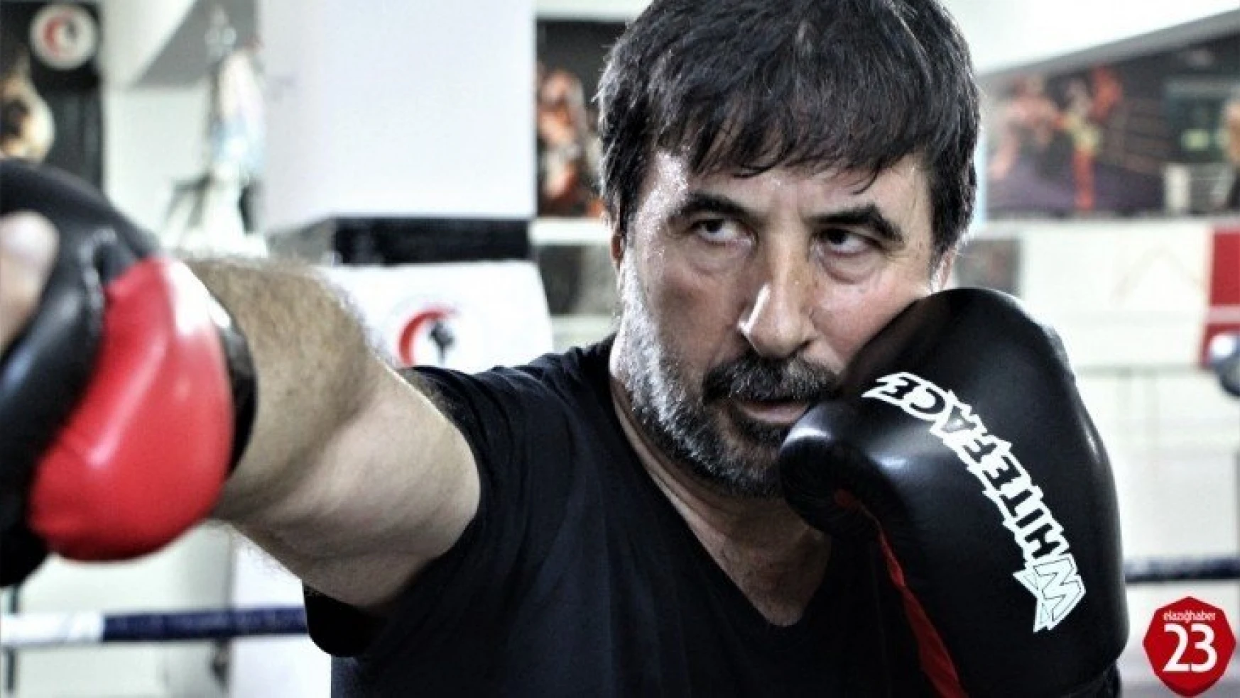 57 yaşında kick boksta gençlere taş çıkartıyor