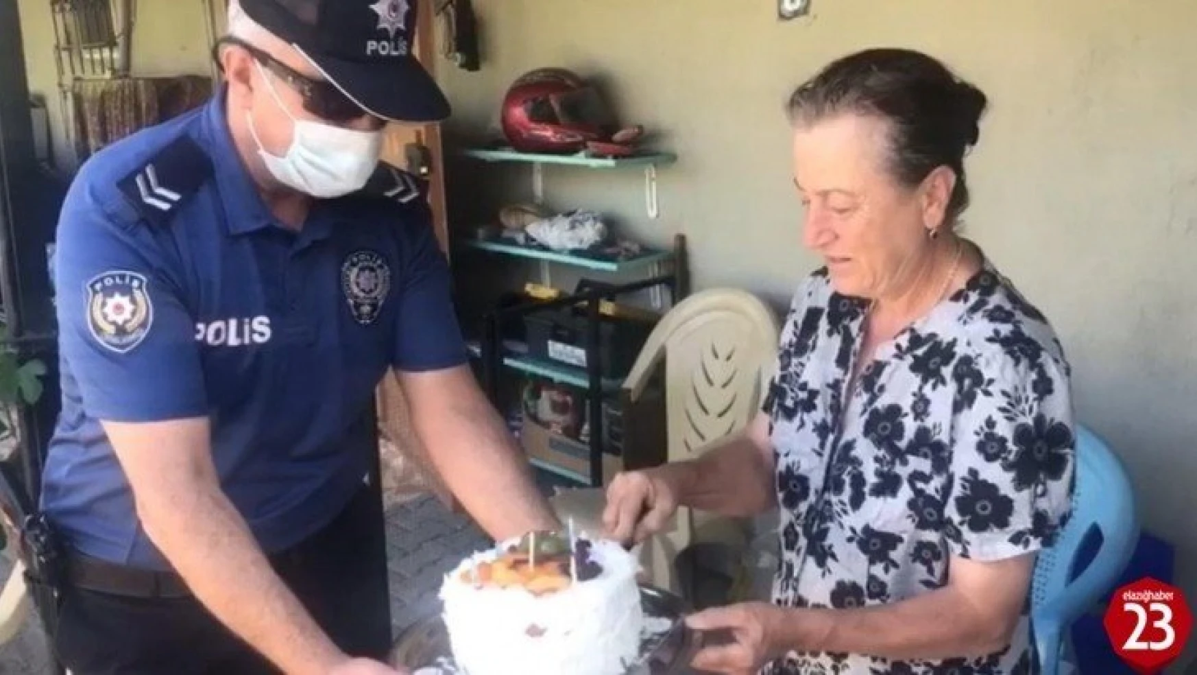 61 yaşında liseyi bitiren Hatice anneye, polisten doğum  günü sürprizi