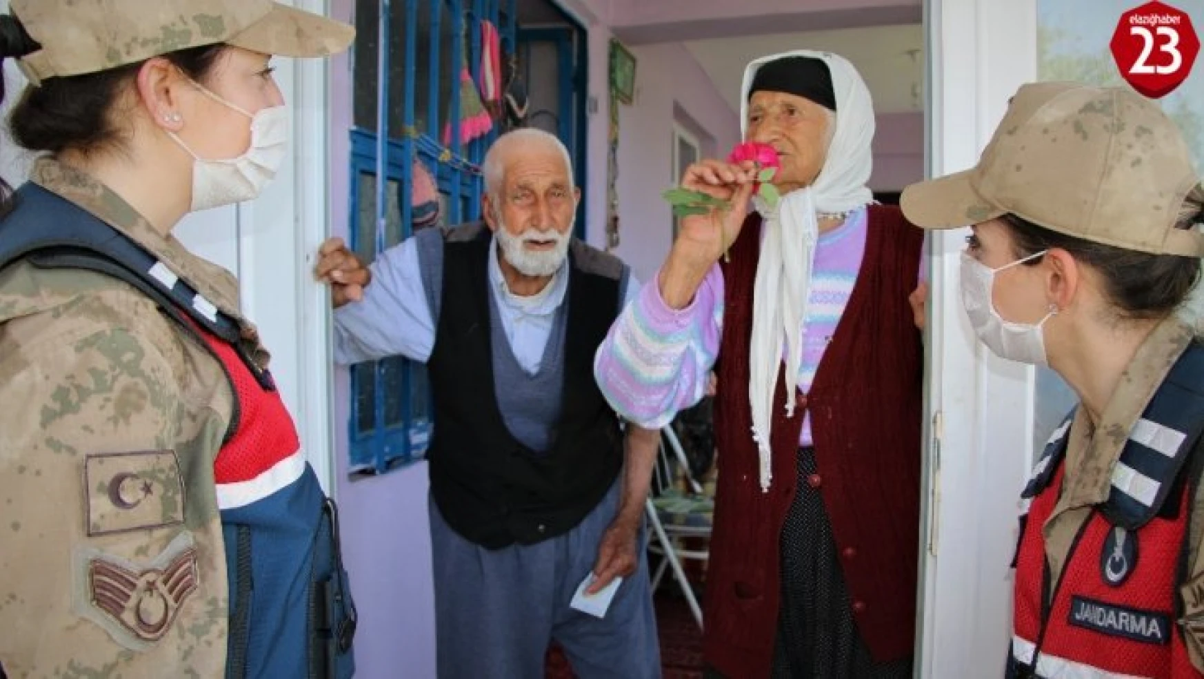 65 yıllık evli  çiftin, Mehmetçikle 'Bayram Harçlığı' diyaloğu gülümsetti