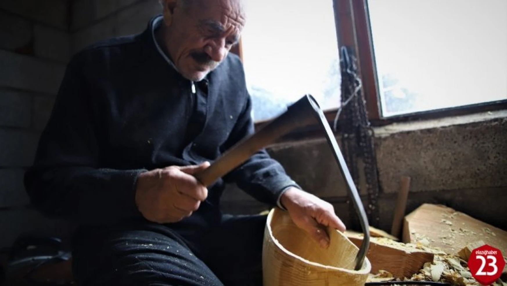 69 yaşında, saz teknesi yapıp Fransa'ya bile satıyor