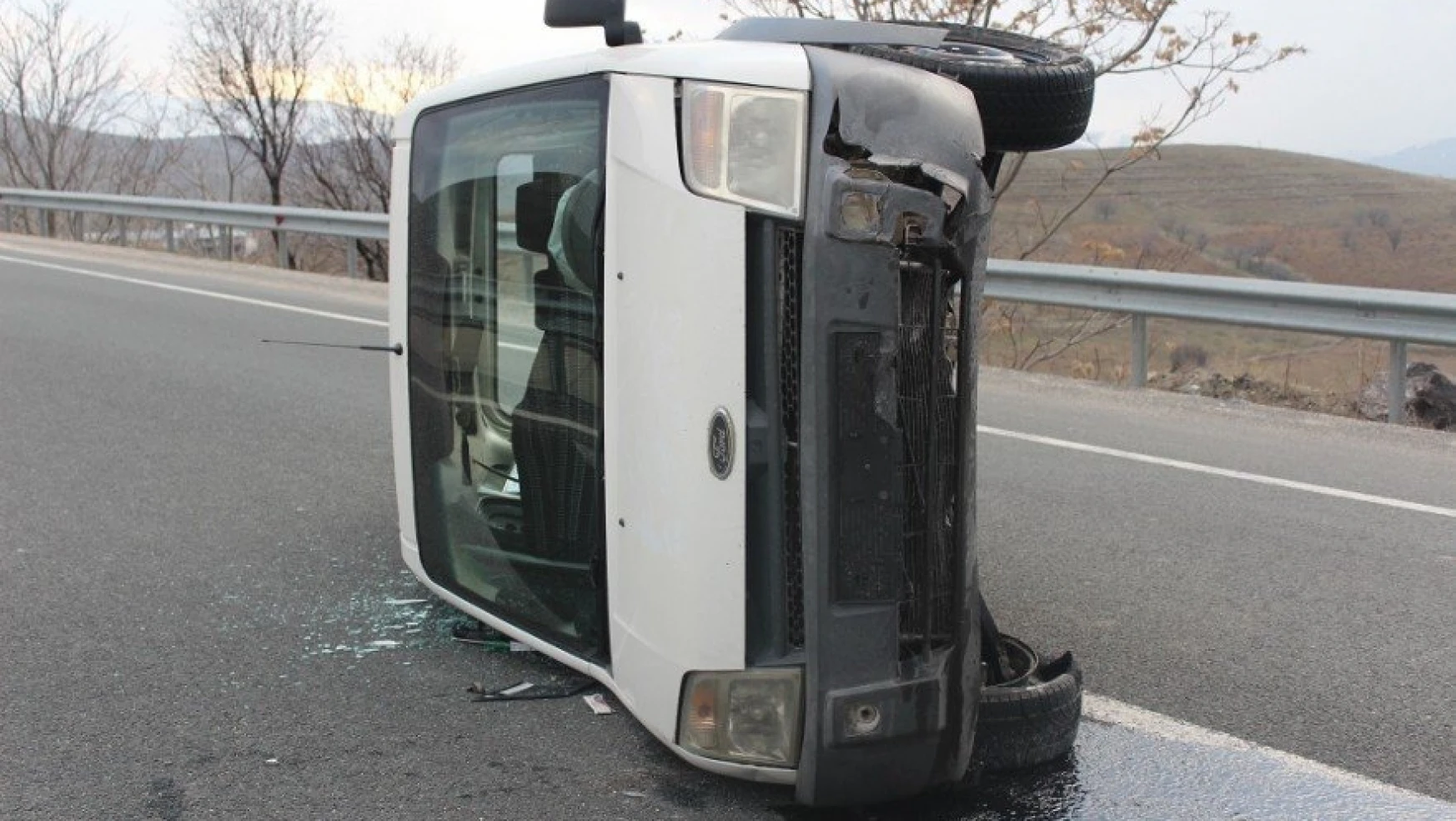 Hafif Ticari Araç Takla Attı, 4 Kişi Kazayı Ucuz Atlattı