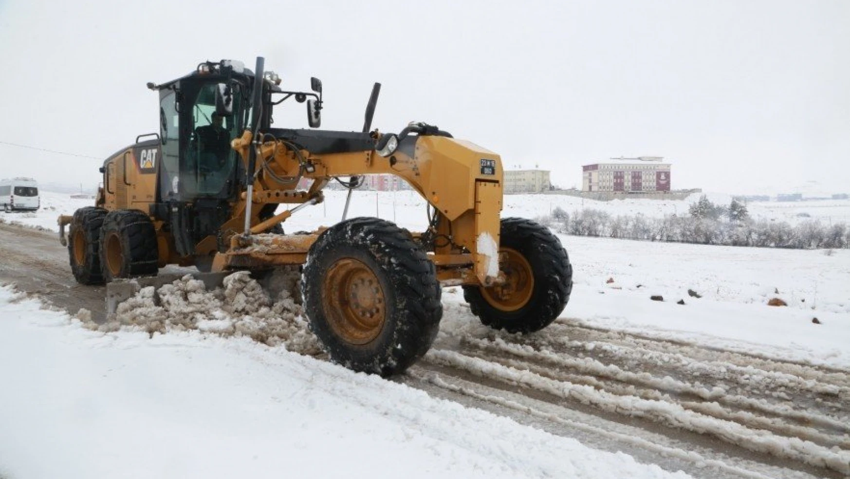 Elazığ'da Kar 98 Köy Yolunu Ulaşıma Kapattı