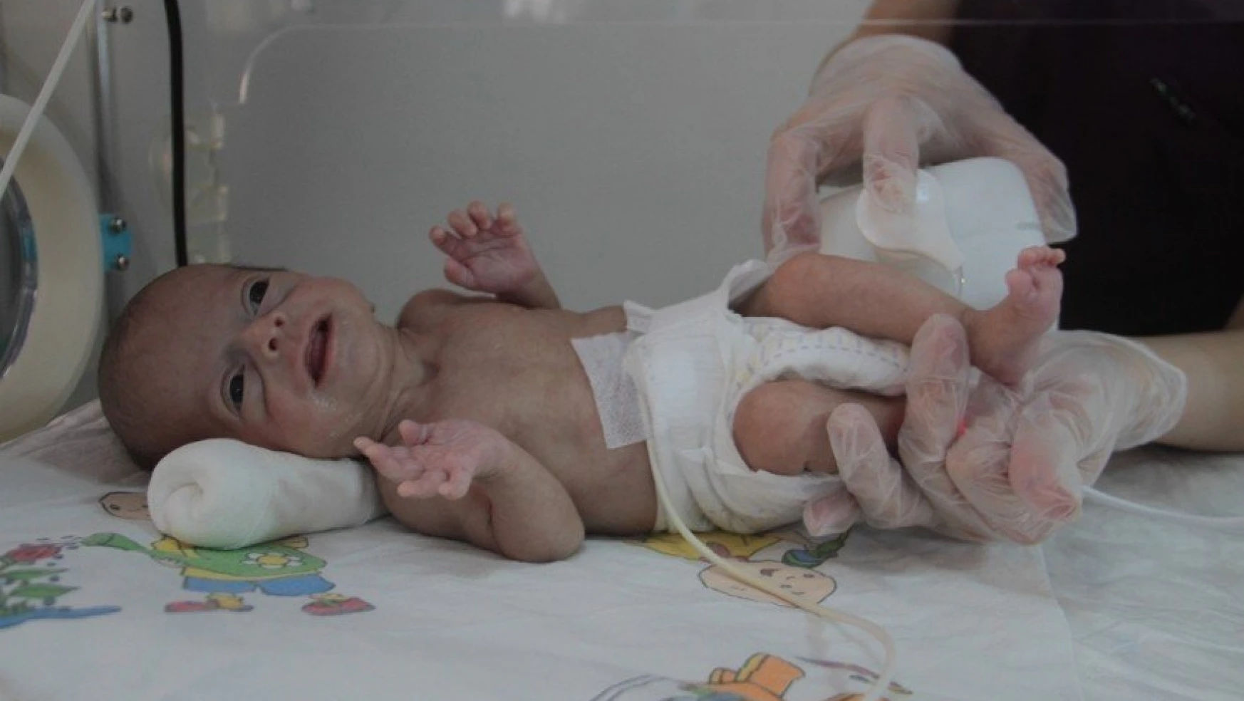 Elazığ'da Sağlık Çalışanları El Bebeklere Gözü Gibi Bakıyor