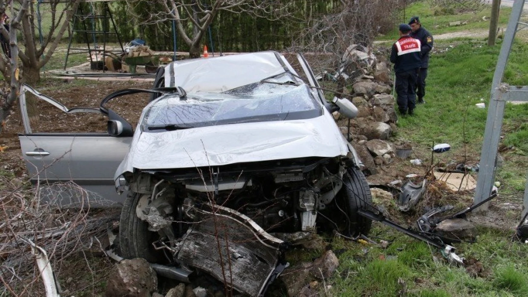 Keban Yolunda Trafik Kazası, Otomobil Bahçeye Uçtu, 3 Kişi Yaralandı