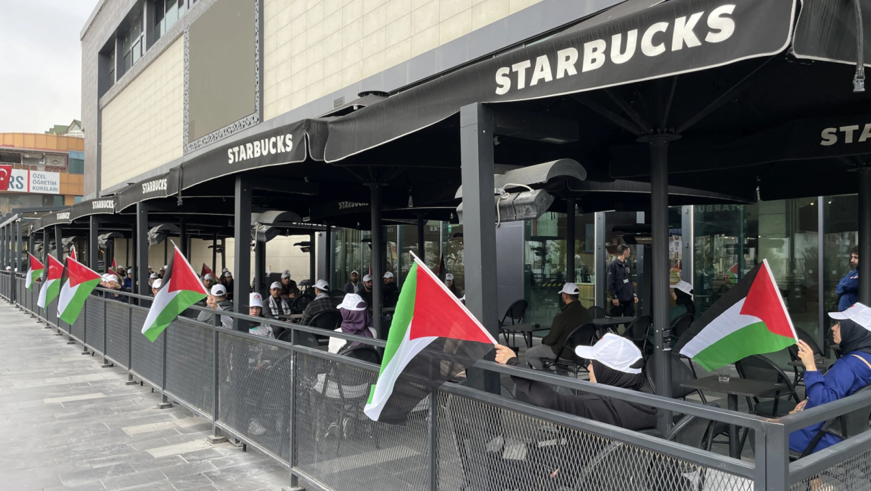 AK Parti Elazığ Gençlik Kollarından, Starbucks Şubesine Protesto