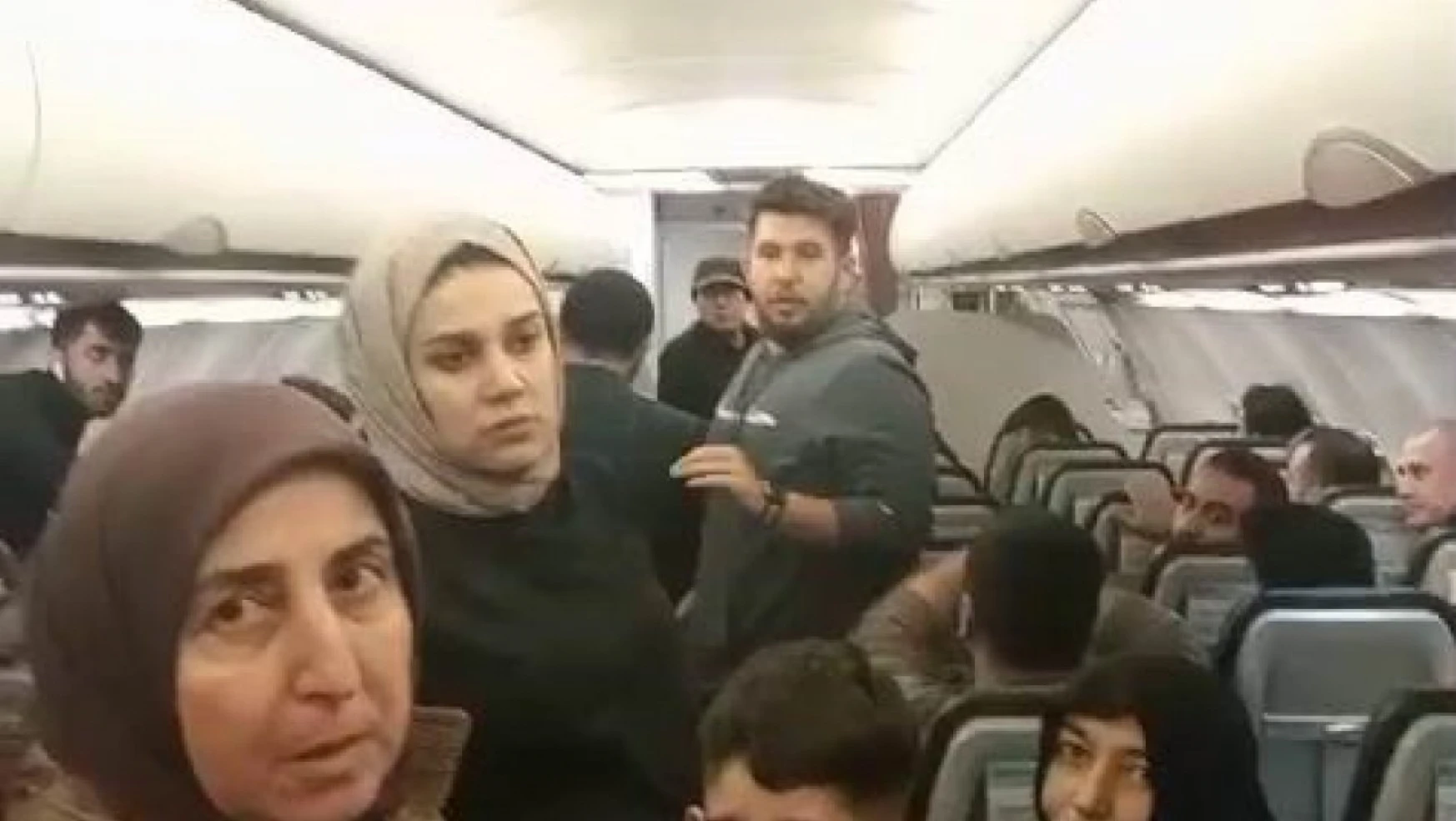 AnadoluJet uçağında panik: ''Bu uçakla uçmak istemiyorum''