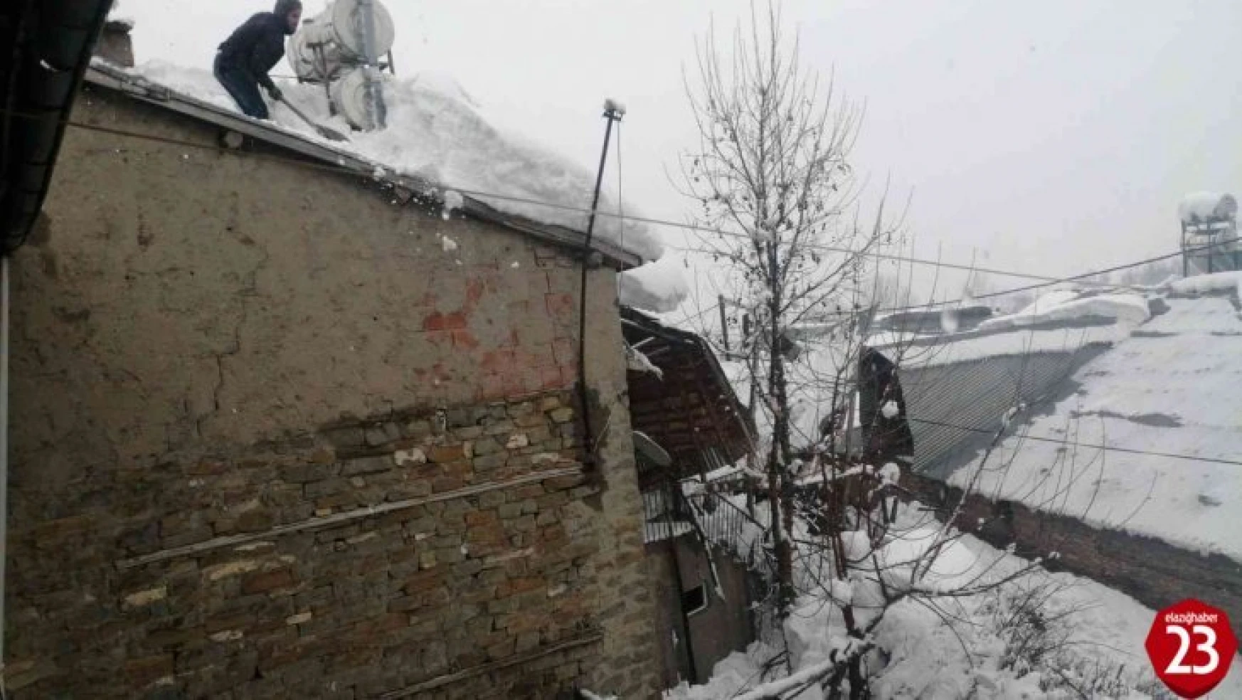 Arıcak'ta vatandaşlar, çatılarda biriken kar birikintilerini temizledi